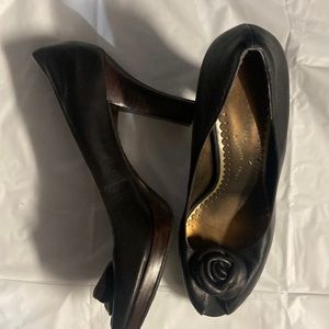 KENNETH COLE — SIZE 10 — BLACK LEATHER PUMPS with ROSE